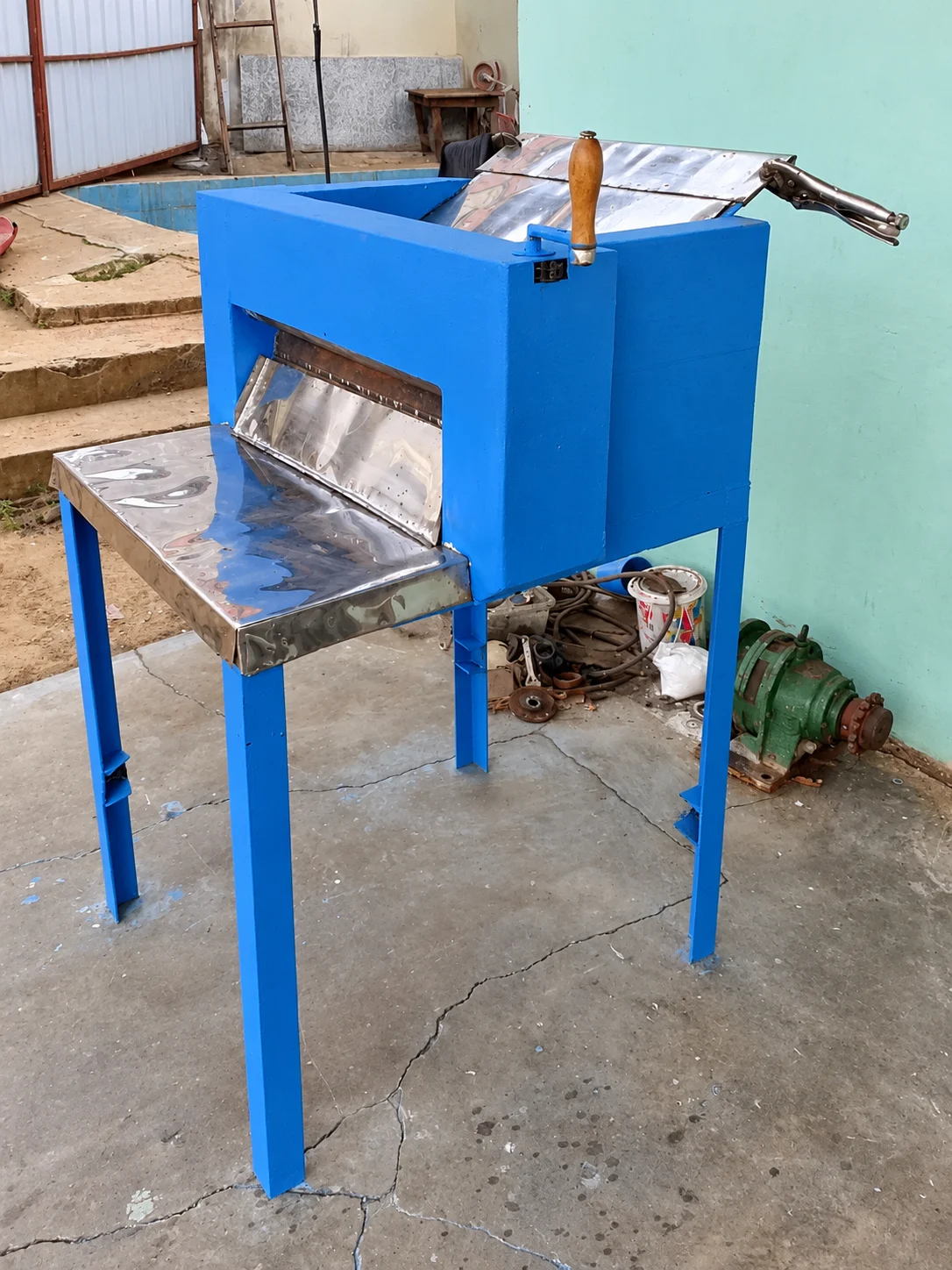La misma sobadora artesanal, ya terminada, con su estructura azul.
