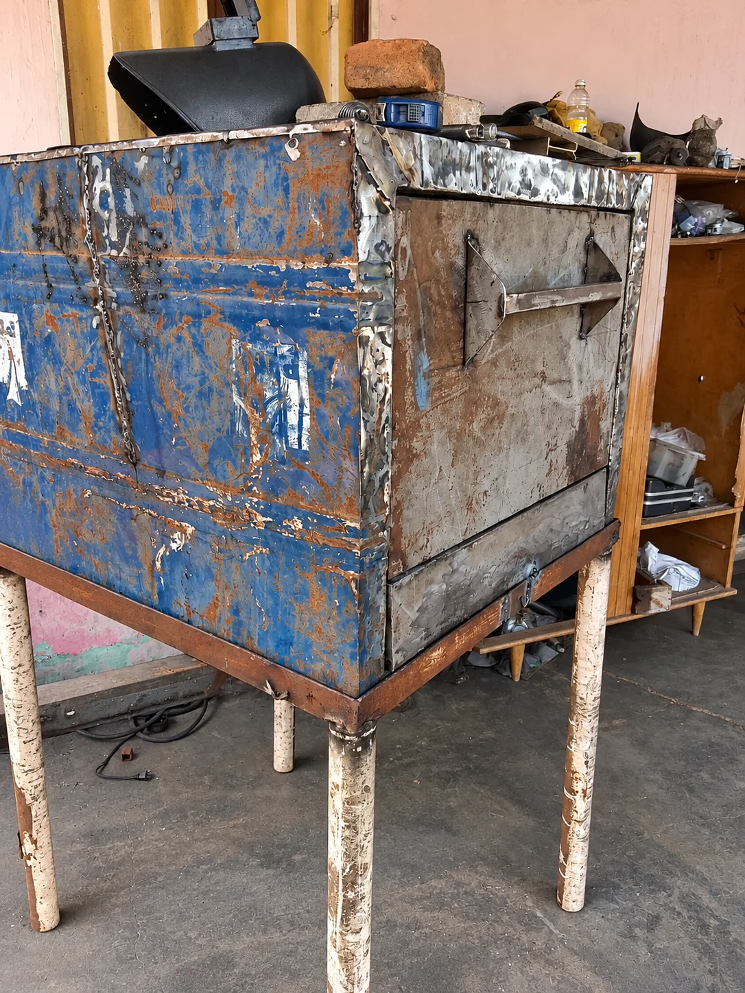 Horno artesanal fabricado con materiales recuperados.