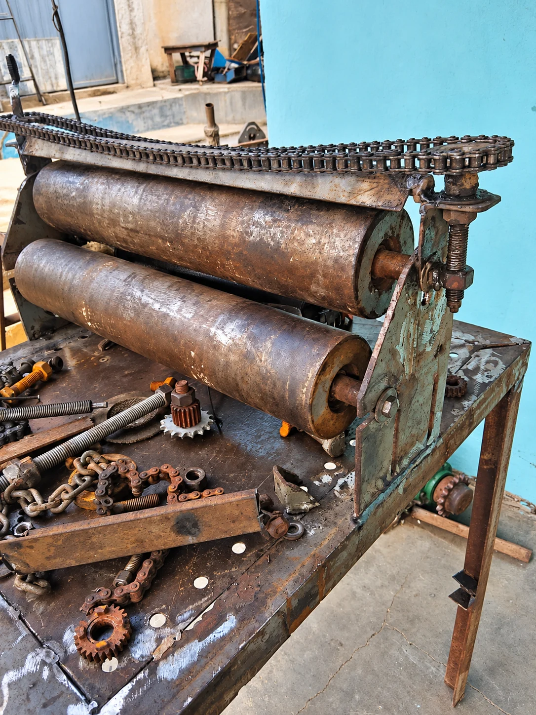 Rodillos, cadenas y mecanismos de la sobadora artesanal.